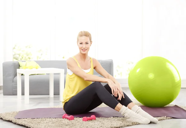 Žena sedí po fitness cvičení — Stock fotografie