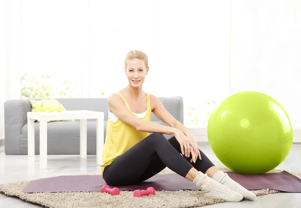 Frau sitzt nach Fitnesstraining — Stockfoto