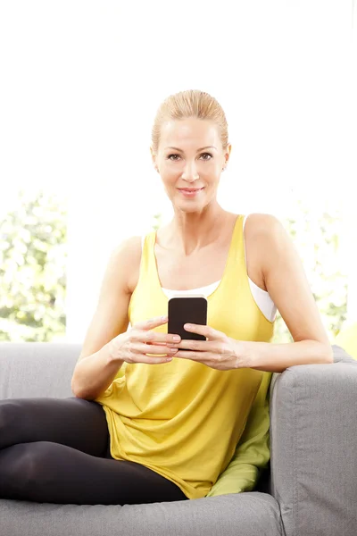 Femme utilisant le téléphone — Photo