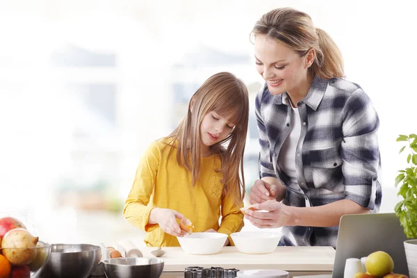 Mutter und ihre süße Tochter backen — Stockfoto