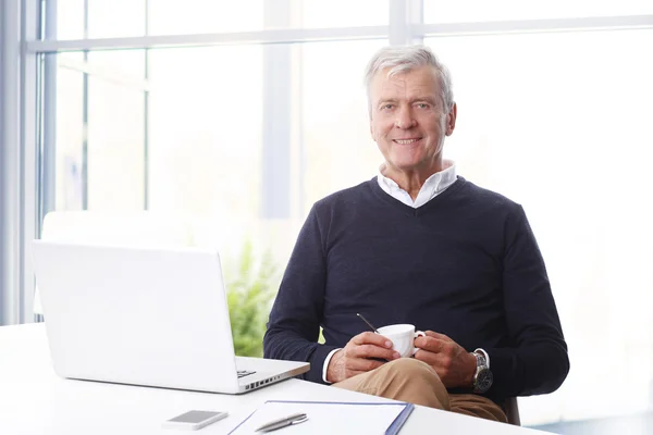 Uomo che beve caffè — Foto Stock