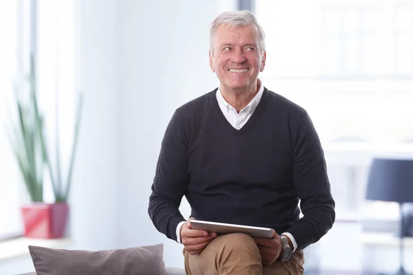 Hombre sosteniendo tableta digital — Foto de Stock