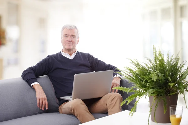 Uomo anziano che lavora online — Foto Stock