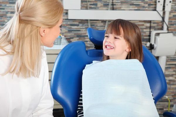 Patiënt overleg met vrouwelijke tandarts. — Stockfoto