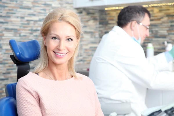 Vrouw zitten in de tandheelkunde — Stockfoto