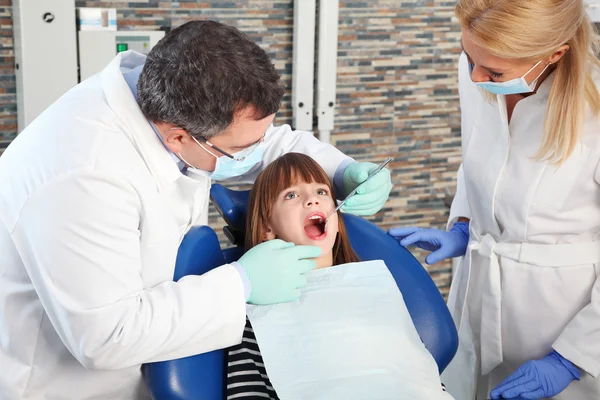 Dentista examinando paciente criança — Fotografia de Stock