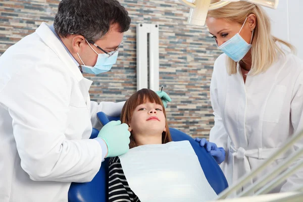 Dentista examinando paciente criança — Fotografia de Stock