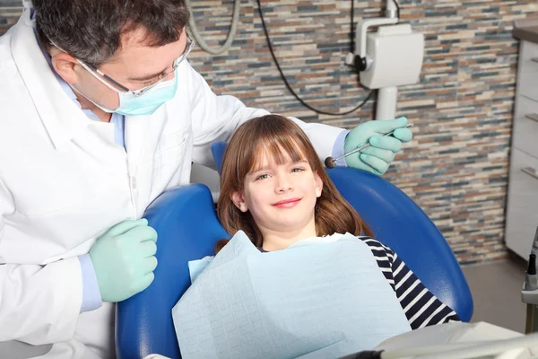 Pacient sedí v kanceláři zubař. — Stock fotografie