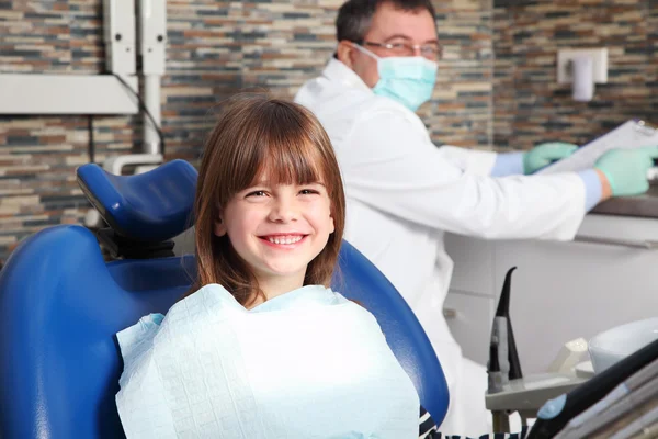 Paciente sentado no consultório odontológico . — Fotografia de Stock