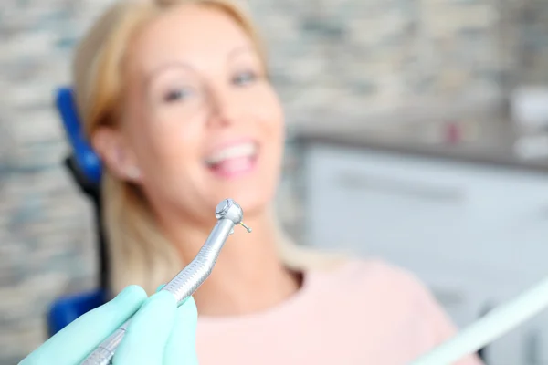 Dentista che esamina i denti di un paziente — Foto Stock