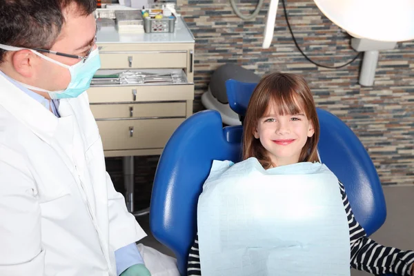 Menina tem um exame dentário — Fotografia de Stock