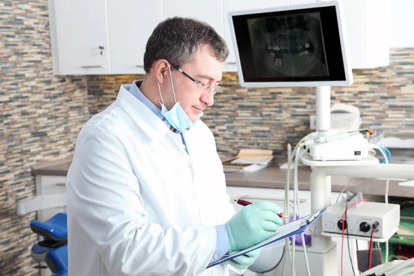 Uitvoerende tandarts werken — Stockfoto