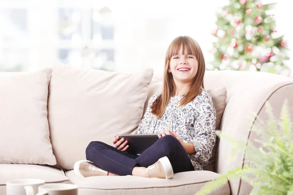 Meisje met digitale tablet — Stockfoto