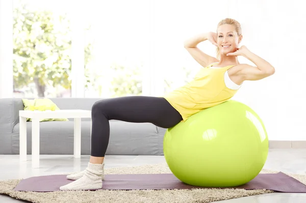 Kvinnan gör pilates — Stockfoto