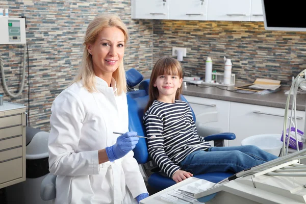 Chica sentado en odontología — Foto de Stock