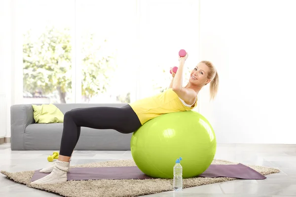 Mujer usando mancuernas — Foto de Stock