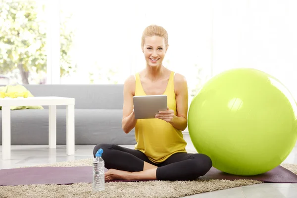 Mulher usando tablet digital. — Fotografia de Stock