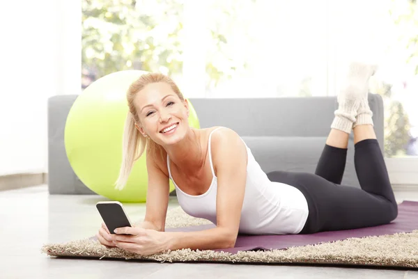 Vrouw met haar mobiele telefoon — Stockfoto