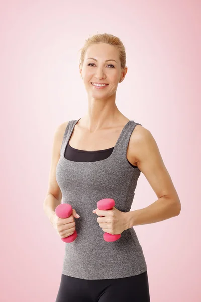 Mujer haciendo ejercicio con pesas — Foto de Stock