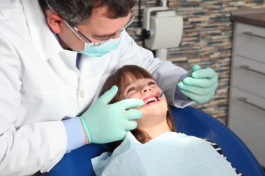 dişlerini muayene olan kız