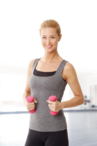 Mujer haciendo ejercicio con pesas — Foto de Stock