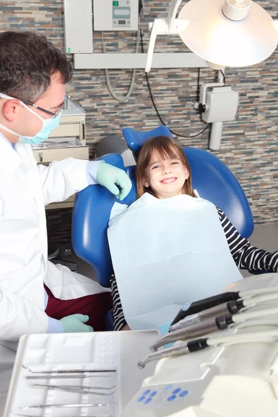 Menina sentada no consultório do dentista — Fotografia de Stock