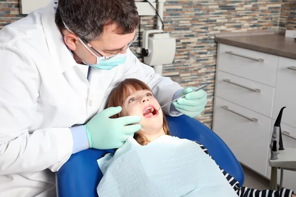 Menina ter seus dentes examinados — Fotografia de Stock
