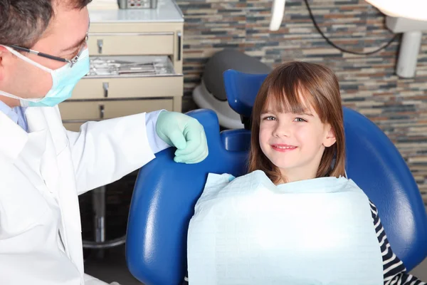 Menina sentada no consultório do dentista — Fotografia de Stock