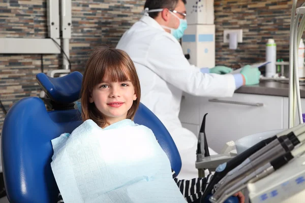 Menina sentada no consultório do dentista — Fotografia de Stock