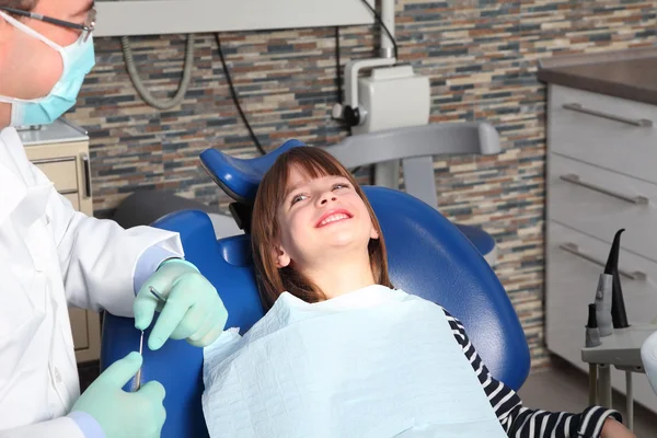 Menina ter seus dentes examinados — Fotografia de Stock