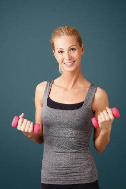 Ağırlıklarla çalışan kadın.