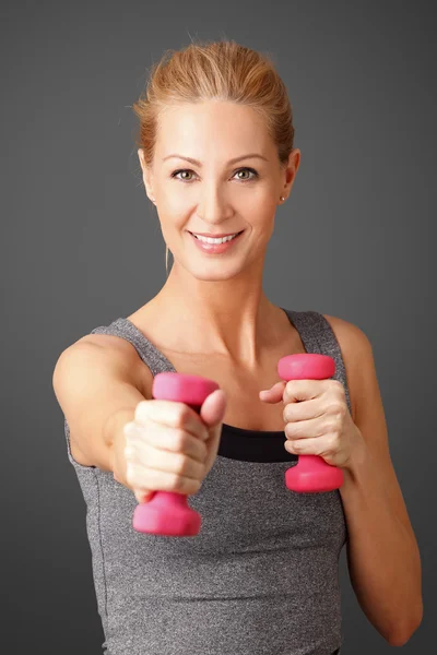 Blond kvinna träna med vikter — Stockfoto
