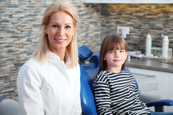 Dentista feminina e seu filho paciente . — Fotografia de Stock