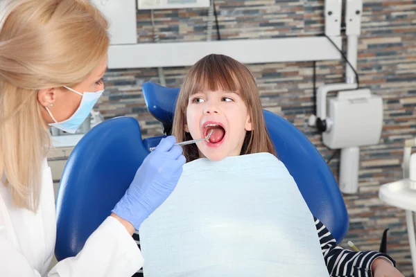 Dentista e seu filho paciente . — Fotografia de Stock