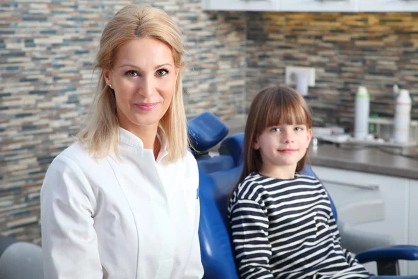 Dentista feminina e seu filho paciente . — Fotografia de Stock