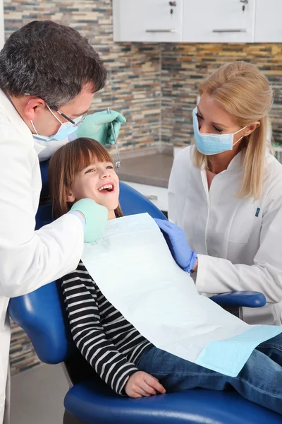 Dentista e assistente com paciente — Fotografia de Stock