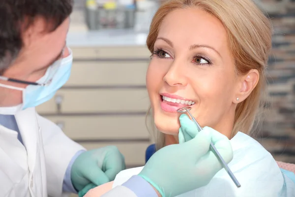 Стоматолог проверяет зубы . — стоковое фото