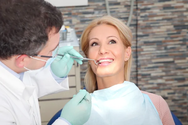 Dentiste vérifiant les dents . — Photo