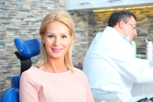 Жінка сидить в кабінеті стоматолога — стокове фото