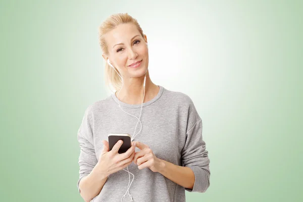 Luisteren naar muziek terwijl je vrouw — Stockfoto