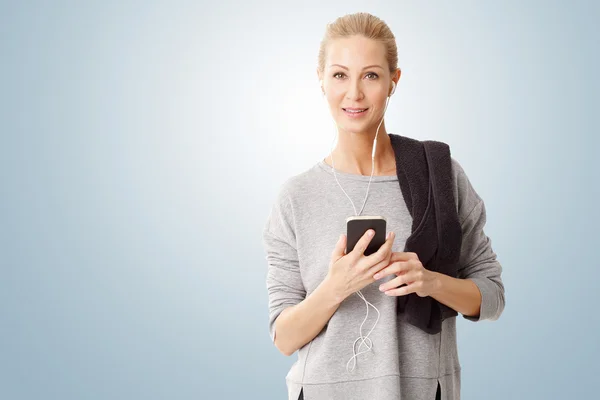 Femme avec une serviette en utilisant le téléphone — Photo