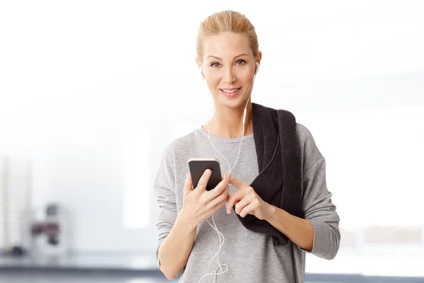 Femme écouter de la musique après l'entraînement de remise en forme . — Photo