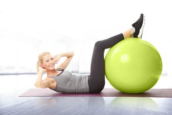 Kvinnan gör magen crunches — Stockfoto