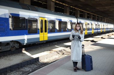 Tren bekliyorsun işkadını