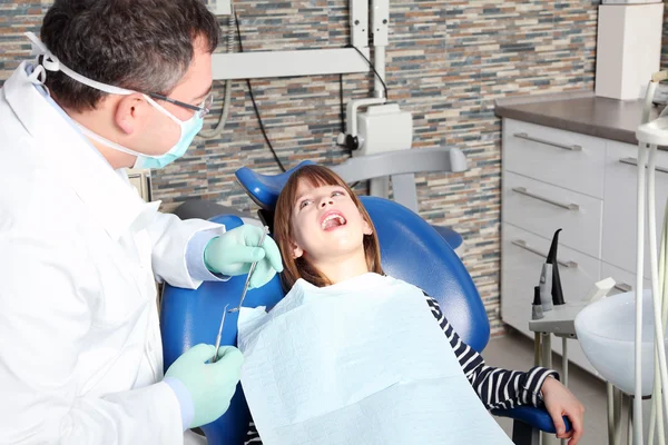 Dentista está verificando a boca do paciente . — Fotografia de Stock