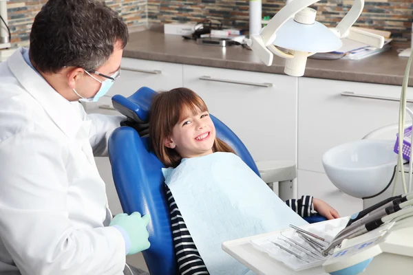 Ragazza ha un esame dentale — Foto Stock