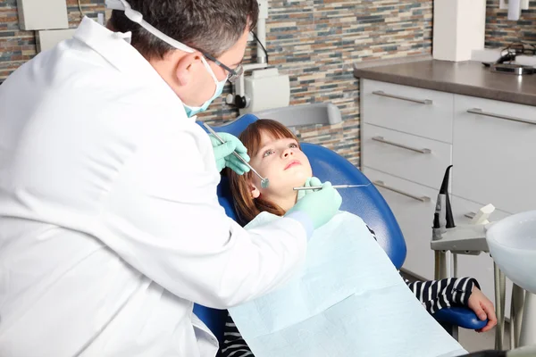 Dentista está verificando a boca do paciente . — Fotografia de Stock