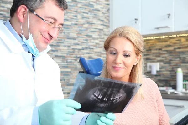 Женщина сидит у стоматолога и консультирует — стоковое фото