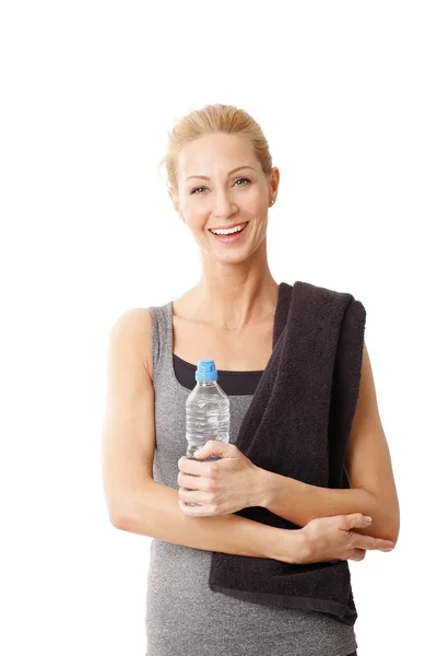 Donna in possesso di una bottiglia d'acqua — Foto Stock