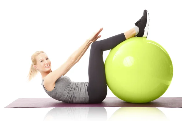 Frau knirscht im Bauch — Stockfoto